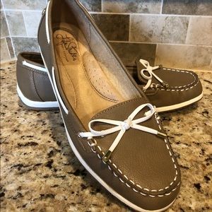 Life Stride Soft System Size 8.5 Gold Loafer